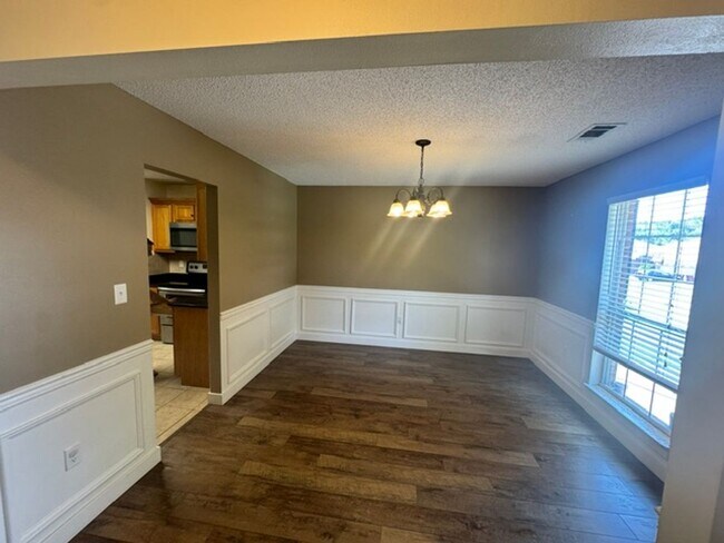 Building Photo - Spacious 4 Bedroom in South Crestview!
