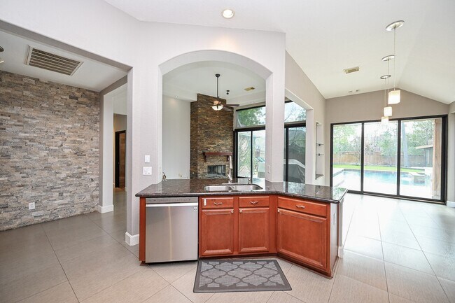 Building Photo - 146 Rocky Point Dr