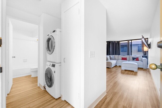 Building Photo - 1820 Waiola St