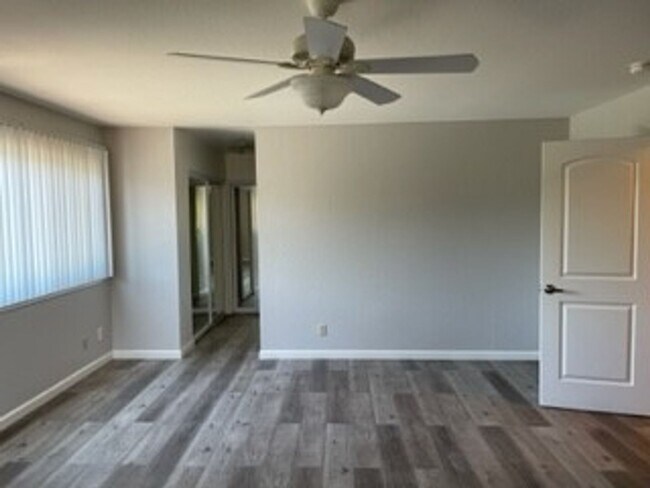 Building Photo - -Spacious 4 Bed 2.5 Bath, House, with Hew Hardwood Floors throughout -