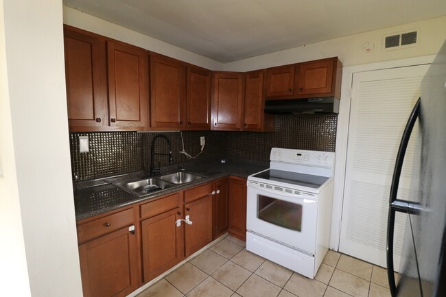 Building Photo - 504 Sequoyah Dr