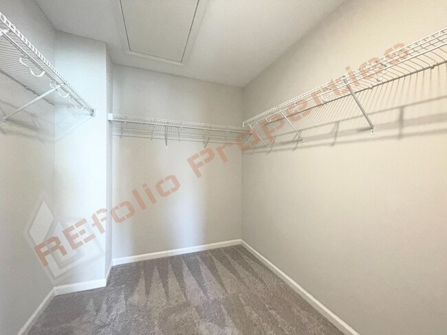 Building Photo - Beautiful End Unit 3 Story 3 bedroom, 3.5 bathroom Townhome with 2 Car-Garage in 540 Townes subdi...