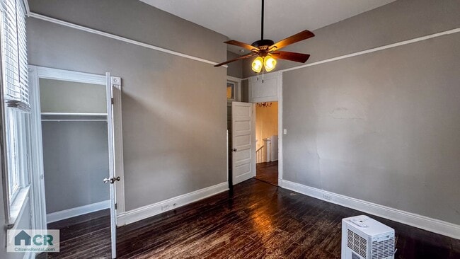 Building Photo - SPACIOUS 5Bed/3Bath just around the corner from Maple Street action! Text (727) 459-4141!