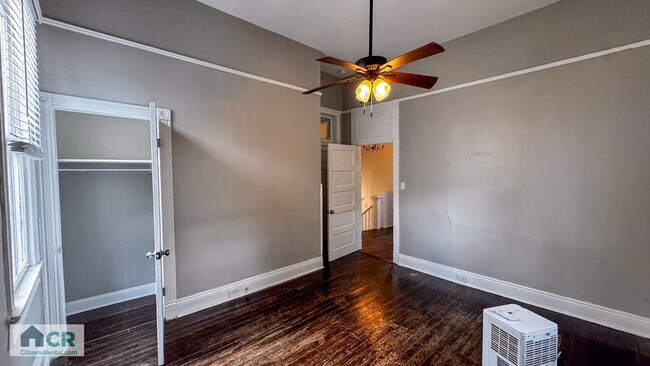 Building Photo - SPACIOUS 5Bed/3Bath right off Broadway!