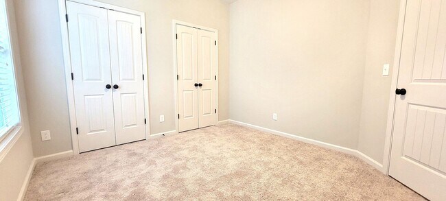 Building Photo - 844 Hedgefield Way