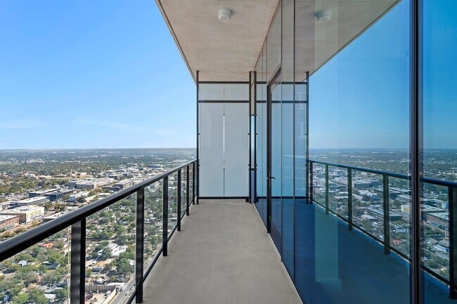 Building Photo - 610 Davis St