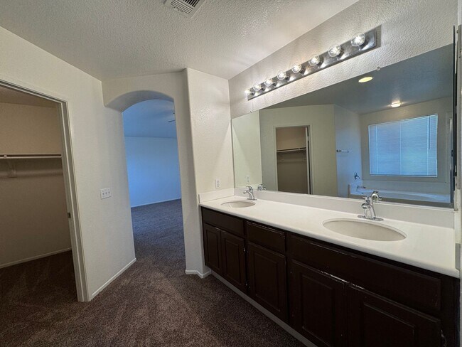 Building Photo - Spacious 4 Bedroom Home in Victorville