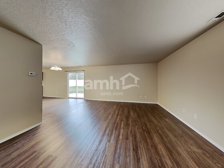 Building Photo - 363 E Ivy Glade St