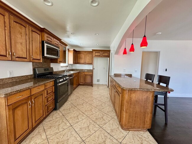 Building Photo - Highly sought-after Del Aire neighborhood!