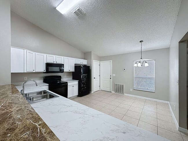 Building Photo - Charming 3-Bedroom Rental in Poinciana