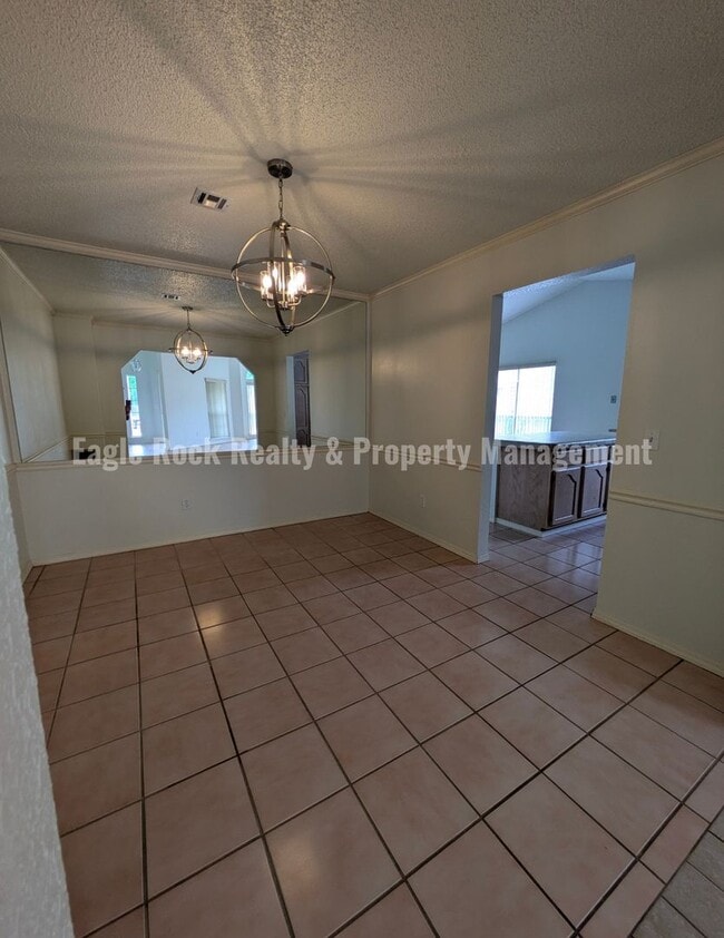Building Photo - 1304 N Umbrella Ave