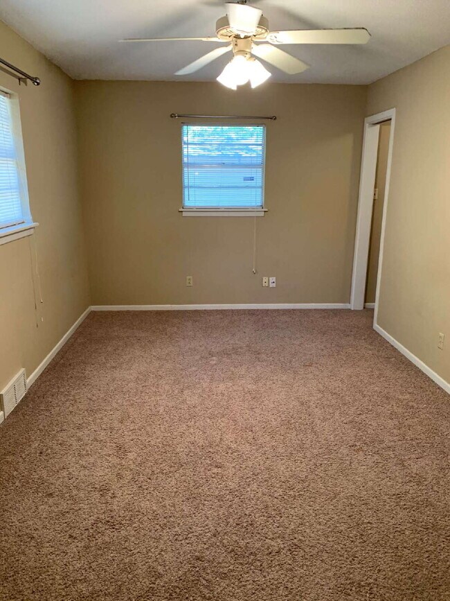 Building Photo - Cute Duplex Super Close to Campus!