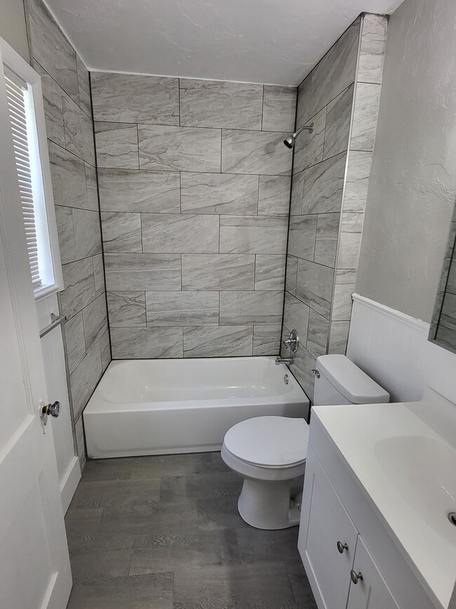 Building Photo - Remodeled 1 bedroom 1 bathroom duplex hous...