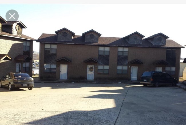 Primary Photo - 305 W Pleasant Valley Rd