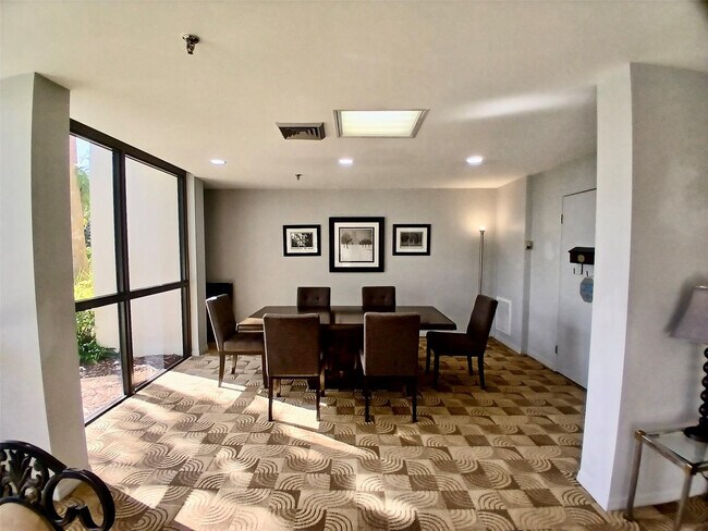 Building Photo - 5951 Wellesley Park Dr