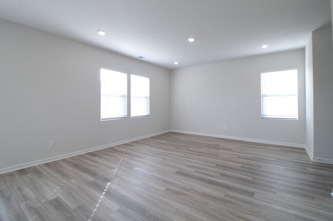 Building Photo - 1247 Ross Farms Blvd