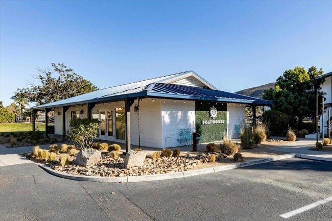 Building Photo - 1560 Circa Del Lago