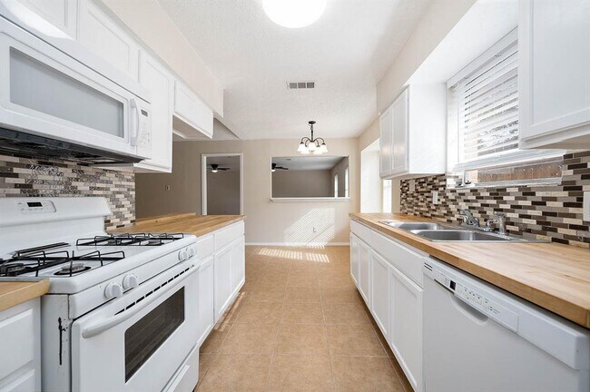 Building Photo - 10707 Forest Leaf Dr