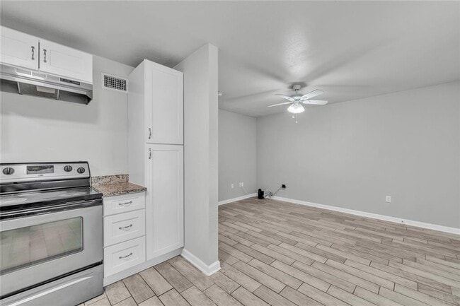 Building Photo - 901 Parmer Ave