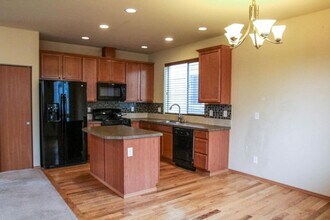Building Photo - Spacious and Modern 4-Bedroom Home in Everett