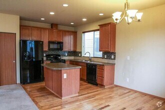 Building Photo - Spacious and Modern 4-Bedroom Home in Everett