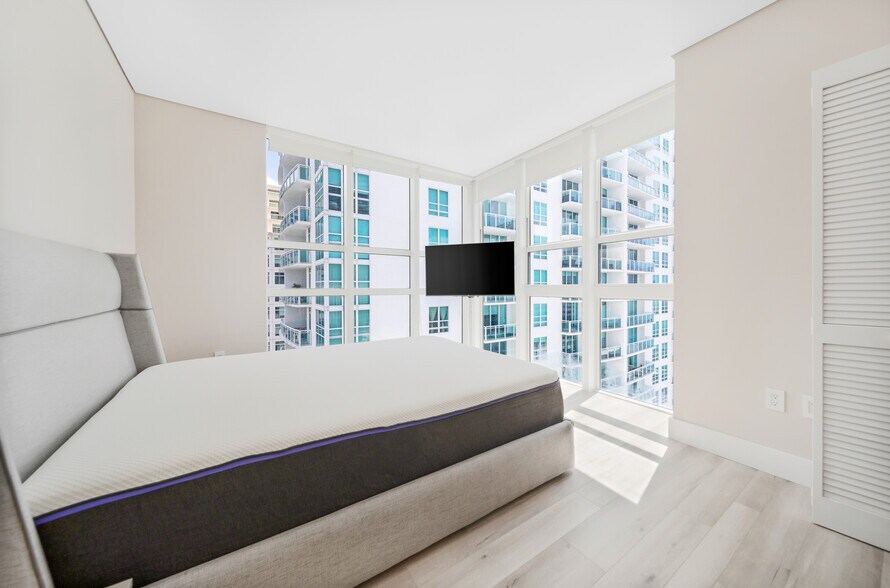 Building Photo - 951 Brickell Ave