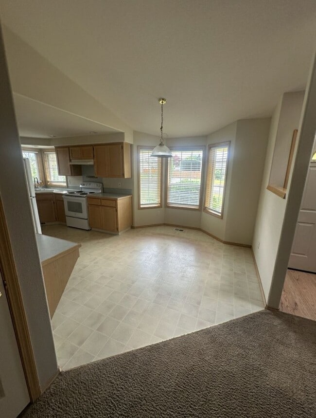 Building Photo - Ranch, 2 Bedroom + Bonus Room / Office.