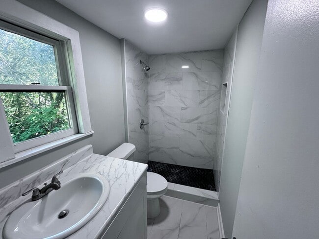 Building Photo - ***ONE MONTH FREE***  Charming 3-Bedroom Home in Jacksonville