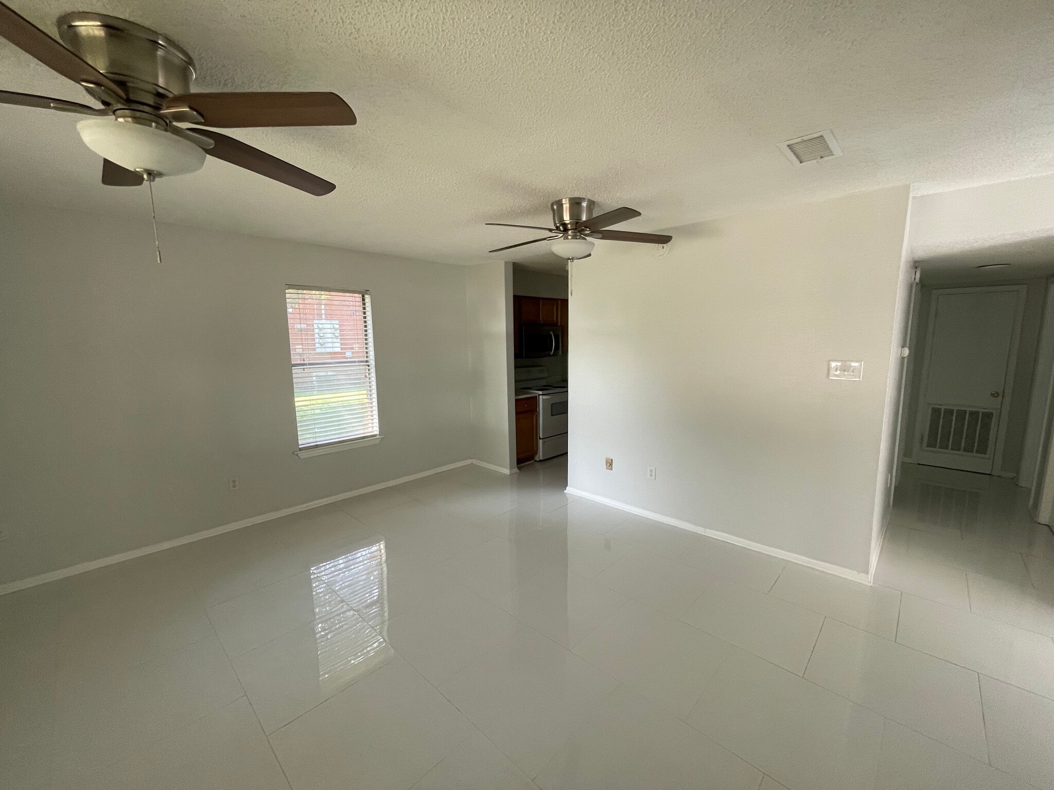 Building Photo - 390 Guzzardo Ln