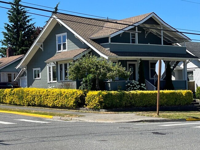 Building Photo - Update 1900's Home with 4 Bedrooms