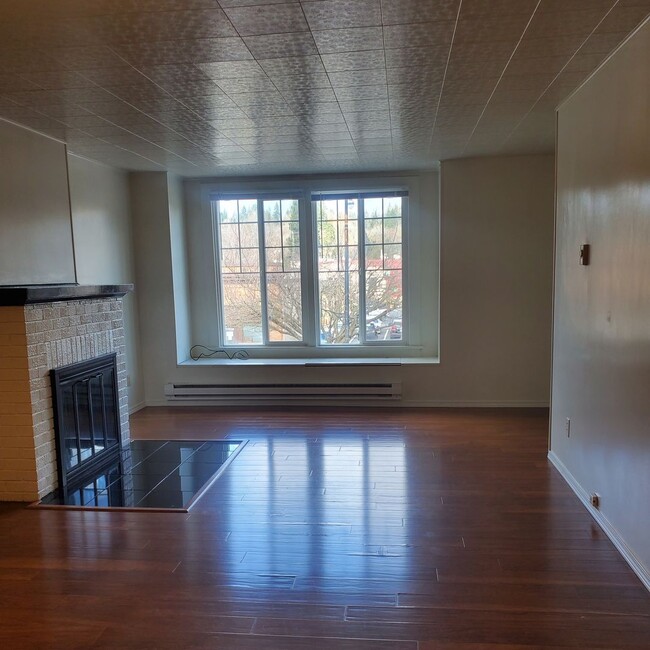 Building Photo - 2 Bedroom up stairs apartment