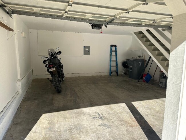 Building Photo - 1325 Oak Ridge Dr