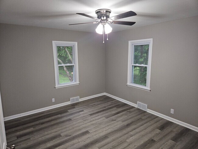 Building Photo - 3 bedroom / 2 Bath - Available Soon!