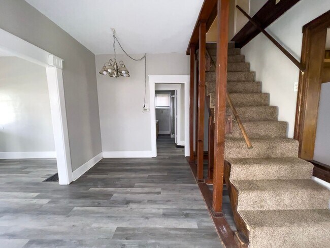 Building Photo - PRELEASING for AUGUST! Convenient Campus Living | 4BR with Fenced Yard & Covered Parking