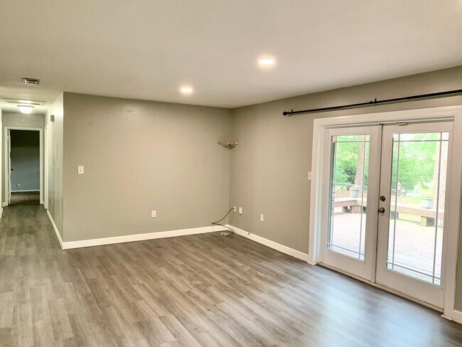 Building Photo - 317 Somerset Dr