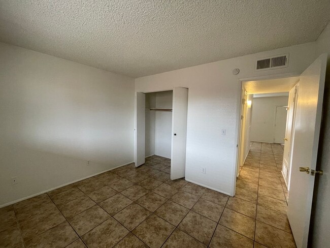 Building Photo - 2 Bedroom and 1 Bath Triplex! **MOVE IN SPECIAL**