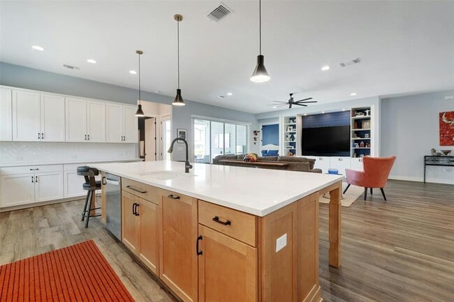 Building Photo - 8308 Orizzonte St