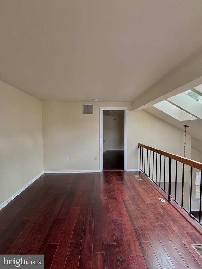 Building Photo - Lovely 2 level condo