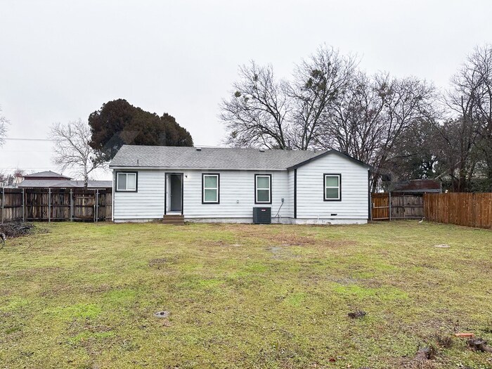 Building Photo - 230 E Colonial Dr