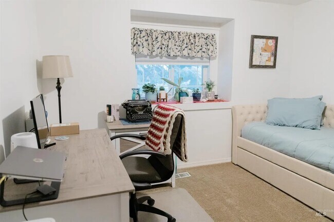 Building Photo - 2565 N 3rd E St