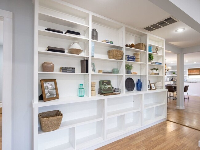 Building Photo - 201 N Dogwood St