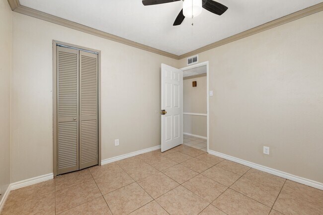 Building Photo - 4838 Gretna Green Dr