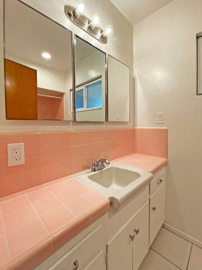 Building Photo - 215 S Baldwin Ave