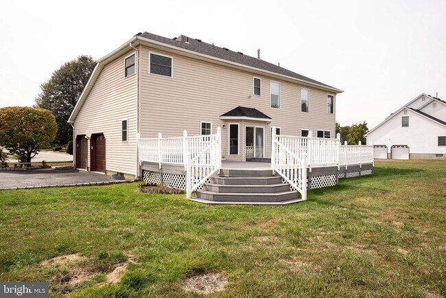 Building Photo - 27 Samantha Dr