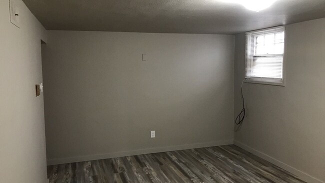 Building Photo - Cozy Apartment