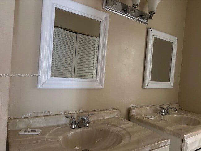 Building Photo - 6541 SW 41st Ct