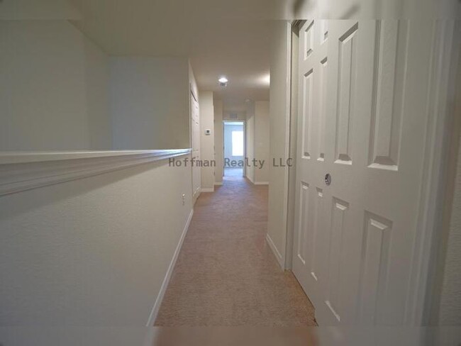 Building Photo - 2-bedroom, 2.5-bath, 1-car garage Townhous...