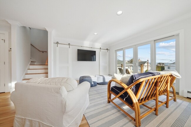 Building Photo - 656 Fairfield Beach Rd