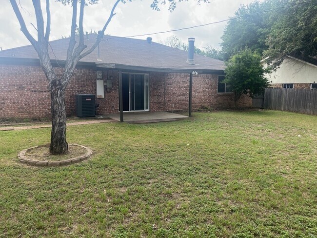 Building Photo - Kenndale ISD! Beautiful 3 /2/2 Arlington !...