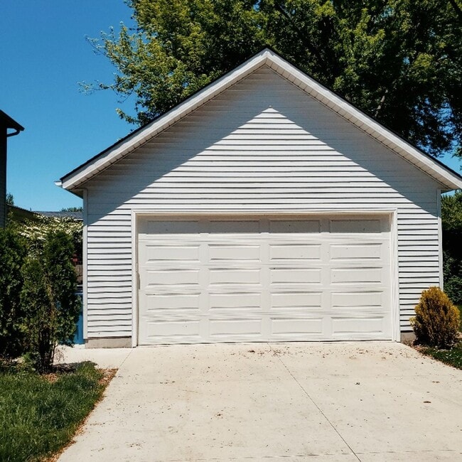 Building Photo - 3 Bed Room House For Rent